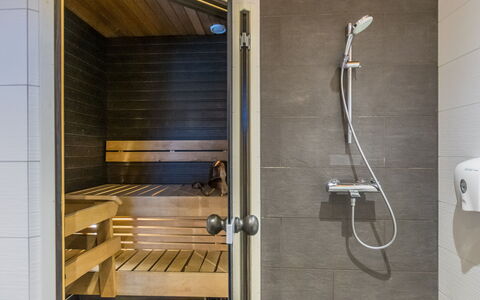 Golfarinkunnas 9B: Piso, Suelo, Diseño De Interiores, Arreglo De Tubería, Plomería, Loseta, Baño, Alcachofa De La Ducha, Ducha
