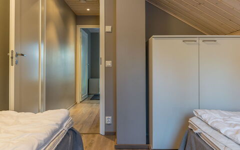 Golfarinkunnas 9B: Diseño De Interiores, Madera, Habitación, Piso, Cama, Suelo, Techo, Marco De La Cama, Sábana, Lecho
