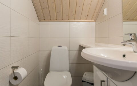 Golfarinkunnas 9B: Arreglo De Tubería, Lavabo Del Baño, Baño, Piso, Suelo, Lavabo, Madera, Diseño De Interiores, Grifo, Baño