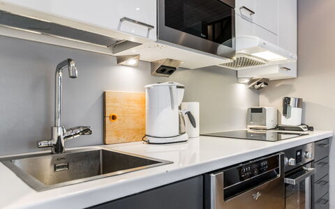Golfarinkunnas 9C: Cocina, Mostrador, Aparato De Cocina, Gabinetes, Electrodoméstico, Electrodoméstico, Diseño De Interiores, Estufa De Cocina, Arreglo De Tubería, Estufa