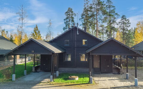 Golfarinkunnas 9D: Casa, Casa, Techo, Cabaña, Vía Muerta, Barrio Residencial, Entrada De Coches, Edificios Del Jardín, Yarda, Cuarto De Troncos