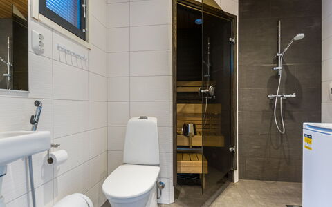 Golfarinkunnas 9D: Asiento Del Baño, Piso, Baño, Arreglo De Tubería, Baño, Suelo, Diseño De Interiores, Pared, Madera, Lavabo