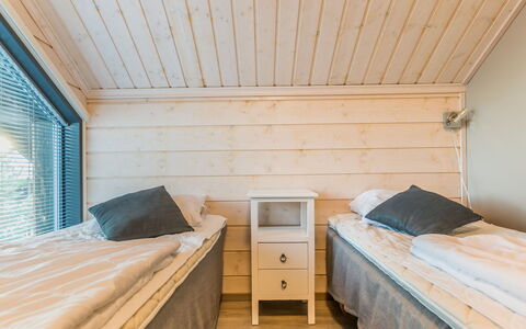 Golfarinkunnas 9D: Madera, Habitación, Techo, Diseño De Interiores, Suelo, Cama, Lecho, Sábana, Marco De La Cama, Habitación