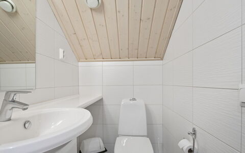 Golfarinkunnas 9E: Arreglo De Tubería, Piso, Lavabo Del Baño, Suelo, Baño, Madera, Lavabo, Diseño De Interiores, Techo, Grifo
