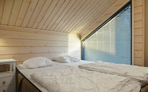 Golfarinkunnas 9E: Madera, Techo, Habitación, Madera Dura, Manchas De Madera, La Luz Del Día, Cama, Cuarto De Troncos, Cubiertas De Ventanas, Lecho