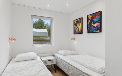Deik - 1Km from the Sea: Techo, Suelo, Diseño De Interiores, Piso, Habitación, Cama, Habitación, Lecho, Almohada, Arrojar La Almohada