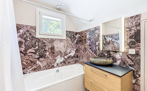 Gîte de la Grée: Piso, Arreglo De Tubería, Suelo, Diseño De Interiores, Baño, Bañera, Plomería, Mueble De Baño, Loseta, Grifo