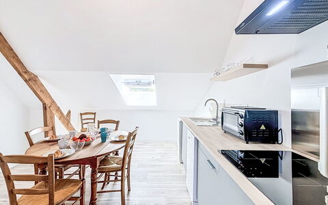 Gîte de la Grée: Mueble, Diseño De Interiores, Piso, Madera, Techo, Suelo, Cocina, Silla, Habitación, Suelos De Madera