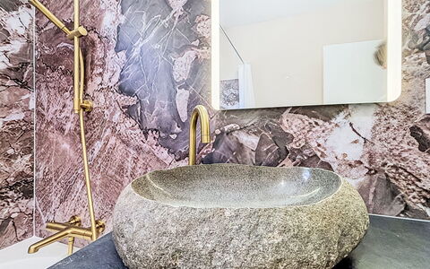 Gîte de la Grée: Arreglo De Tubería, Diseño De Interiores, Baño, Grifo, Lavabo, Plomería, Espejo, Cerámico, Lavabo Del Baño, Material Natural