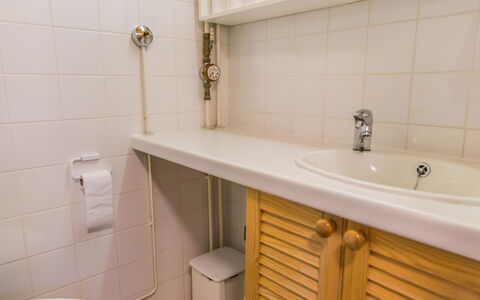 Ukonpuoti 15-16 Kerrostalo: Lavabo Del Baño, Baño, Arreglo De Tubería, Lavabo, Pared, Piso, Suelo, Madera, Grifo, Diseño De Interiores