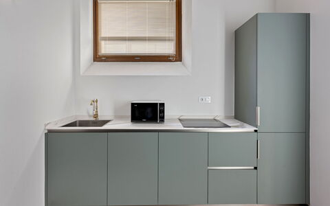 La Piazza Grand Vista Suite: Cocina, Aparato De Cocina, Gabinetes, Mostrador, Diseño De Interiores, Mueble, Piso, Madera, Electrodoméstico, Electrodoméstico