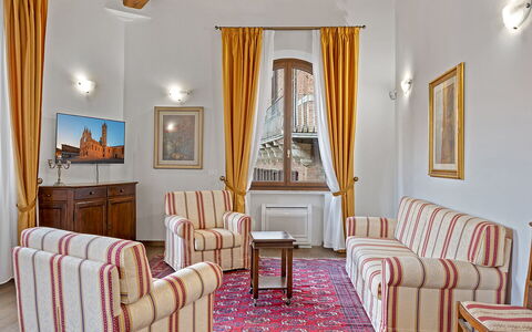La Piazza Grand Vista Suite: Mueble, Diseño De Interiores, Piso, Suelo, Techo, Habitación, Casa, Sala, Marco, Sofá