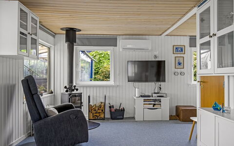 Agla - 350M from the Sea: Madera, Piso, Diseño De Interiores, Suelo, Techo, Mueble, Habitación, Casa, Electrodoméstico, Sala