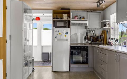 Agla - 350M from the Sea: Aparato De Cocina, Cocina, Electrodoméstico, Mostrador, Electrodoméstico, Refrigerador, Piso, Madera, Diseño De Interiores, Gabinetes