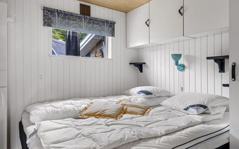 Agla - 350M from the Sea: Madera, Suelo, Habitación, Tablón, Madera Dura, Manchas De Madera, Cama, Lecho, Sábana, Diseño