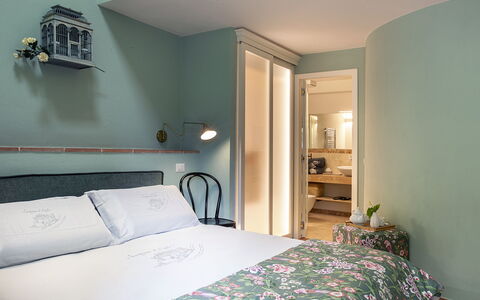 Casa Pernice: Diseño De Interiores, Pared, Mueble, Habitación, Textil, Cama, Habitación, Sábana, Linos, Encendiendo
