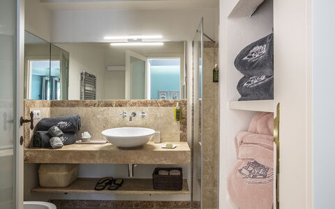 Casa Pernice: Lavabo Del Baño, Baño, Diseño De Interiores, Piso, Arreglo De Tubería, Pared, Suelo, Lavabo, Espejo, Grifo