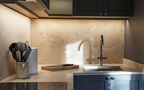 Casa Pernice: Mostrador, Piso, Arreglo De Tubería, Grifo, Cocina, Diseño De Interiores, Lavabo, Electrodoméstico, Aparato De Cocina, Plomería