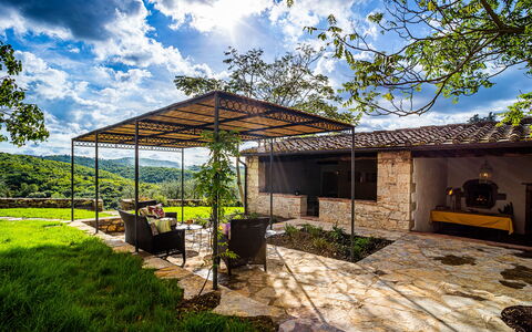 Casa All'Erta: Cabaña, Sombra, Jardín, Losa, Patio Interior, Casa De Campo, Pared De Piedra, Paisajismo, Inmuebles, Estructura Al Aire Libre
