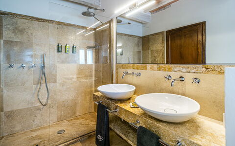 Casa All'Erta: Piso, Arreglo De Tubería, Diseño De Interiores, Baño, Lavabo Del Baño, Suelo, Lavabo, Grifo, Espejo, Techo