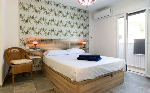 Alta: Mueble, Diseño De Interiores, Pared, Piso, Suelo, Madera, Habitación, Cama, Techo, Textil