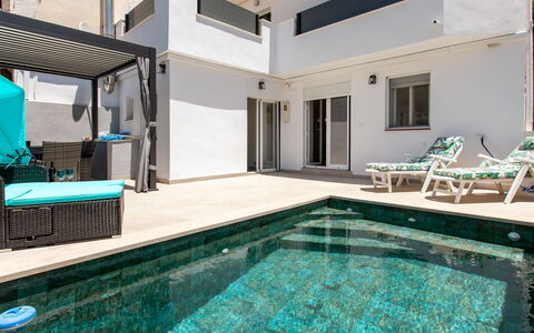 Alta: Piscina, Material Compuesto, Recurso, Mueble Para Exteriores, Sombra, Inmuebles, Silla, Eco Hotel, Villa, Hotel