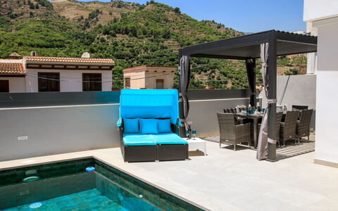Alta: Mueble, Mueble Para Exteriores, Piscina, Silla, Material Compuesto, Sombra, Recurso, Ocio, Planta De Casa, Eco Hotel