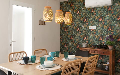 Alta: Diseño De Interiores, Maceta, Planta De Casa, Lámpara, Material Natural, Lámpara, Papel Pintado, Sala, Pantalla De Lámpara