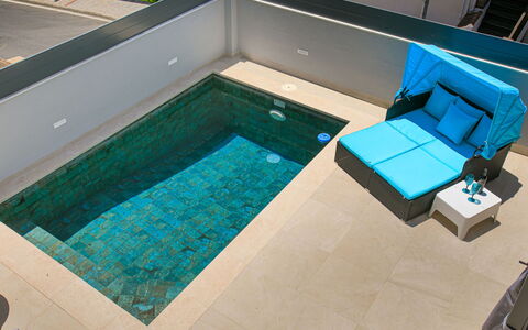 Alta: Azul, Piscina, Piso, Suelo, Material Compuesto, Mueble Para Exteriores, Loseta, Diseño, Silla, Sunlounger