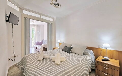 Apartamento Alba 1: Mueble, Cama, Diseño De Interiores, Habitación, Piso, Pared, Suelo, Madera, Techo, Sábana
