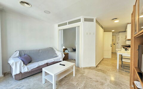 Apartamento Alba 1: Piso, Suelo, Diseño De Interiores, Techo, Mueble, Departamento, Habitación, Sofá, Sala