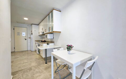 Apartamento Alba 1: Piso, Diseño De Interiores, Suelo, Mueble, Techo, Habitación, Cocina, Mostrador, Electrodoméstico, Departamento