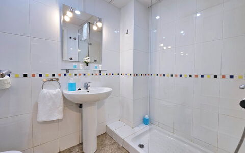 Cartagena 11: Arreglo De Tubería, Piso, Baño, Diseño De Interiores, Suelo, Grifo, Lavabo, Plomería, Loseta, Techo