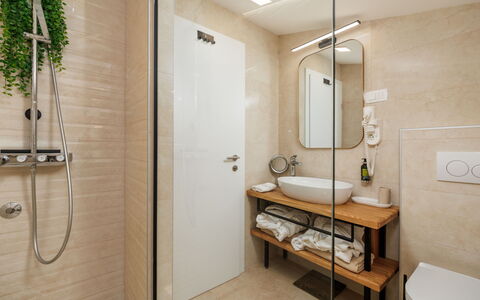 Valera Vita Forest: Baño, Piso, Diseño De Interiores, Arreglo De Tubería, Pared, Suelo, Lavabo Del Baño, Madera, Lavabo, Grifo