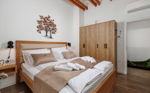 Valera Vita Forest: Cama, Habitación, Diseño De Interiores, Lecho, Mueble, Piso, Madera, Sábana, Suelo, Habitación