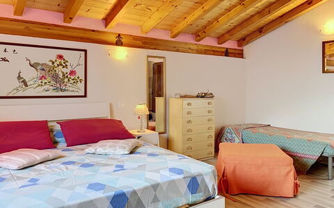 Baita Melissa: Mueble, Cama, Diseño De Interiores, Habitación, Sábana, Suelo, Lecho, Madera, Piso, Linos