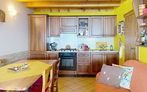 Baita Melissa: Mueble, Diseño De Interiores, Piso, Madera, Suelo, Habitación, Techo, Cocina, Mostrador, Encendiendo