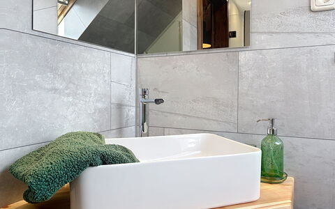 Chrischi: Arreglo De Tubería, Piso, Lavabo, Grifo, Mostrador, Diseño De Interiores, Suelo, Baño, Lavabo Del Baño, Plomería