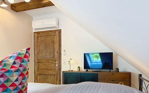 Chrischi: Mueble, Diseño De Interiores, Pared, Cama, Piso, Suelo, Habitación, Madera, Habitación, Techo