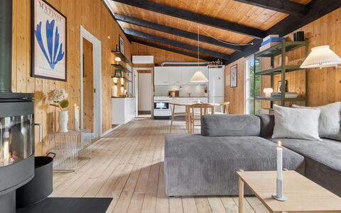 Erich - 500M from the Sea: Mueble, Madera, Diseño De Interiores, Piso, Techo, Sofá, Suelo, Sala, Casa, Cocina Y Comedor Mesa