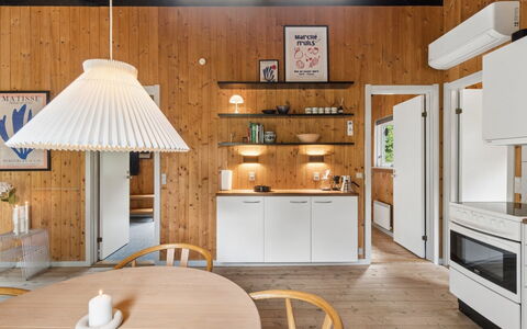 Erich - 500M from the Sea: Diseño De Interiores, Madera, Lámpara, Mueble, Techo, Piso, Cocina, Suelo, Encendiendo, Cocina Y Comedor Mesa