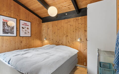 Erich - 500M from the Sea: Madera, Techo, Habitación, Diseño De Interiores, Cama, Marco De La Cama, Madera Dura, Lecho, Manchas De Madera, Cuarto De Troncos