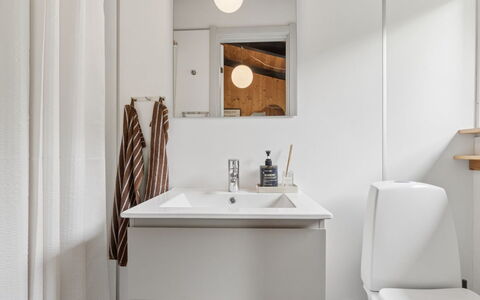 Erich - 500M from the Sea: Lavabo Del Baño, Diseño De Interiores, Piso, Pared, Lavabo, Arreglo De Tubería, Suelo, Madera, Mueble De Baño, Baño