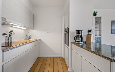 Svane - 70M from the Sea: Cocina, Mostrador, Aparato De Cocina, Piso, Diseño De Interiores, Gabinetes, Electrodoméstico, Madera, Suelo, Electrodoméstico