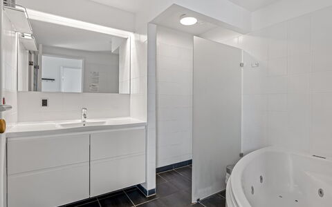 Svane - 70M from the Sea: Piso, Suelo, Diseño De Interiores, Arreglo De Tubería, Techo, Baño, Plomería, Grifo, Mueble De Baño, Lavabo