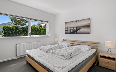 Svane - 70M from the Sea: Habitación, Cama, Diseño De Interiores, Habitación, Lecho, Sábana, Piso, Suelo, Techo, Marco De La Cama