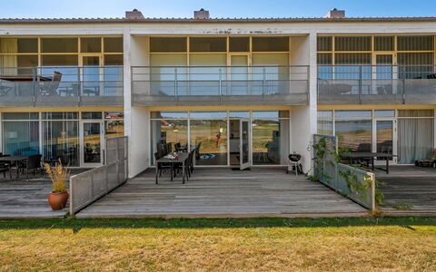 Svane - 70M from the Sea: Material Compuesto, Sombra, Balcón, Hormigón, Inmuebles, Porche, La Luz Del Día, Villa, Cubierta