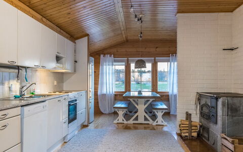 Villa Kettu: Madera, Techo, Diseño De Interiores, Mueble, Casa, Cocina, Habitación, Suelo, Lámpara, Mostrador