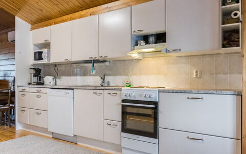 Laukaa 605: Cocina, Aparato De Cocina, Mostrador, Electrodoméstico, Gabinetes, Piso, Madera, Fregadero, Diseño De Interiores, Lavabo