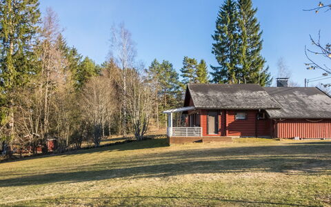 Laukaa 605: Árbol, Hierba, Casa, Casa, Cabaña, Techo, Área Rural, El Terreno Del Lote, Llanura